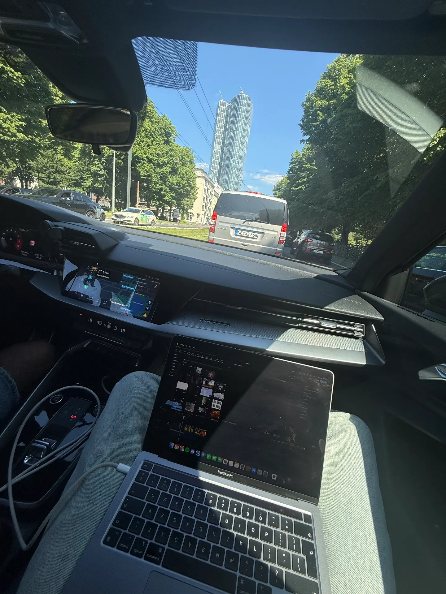 Werken met de laptop in de auto